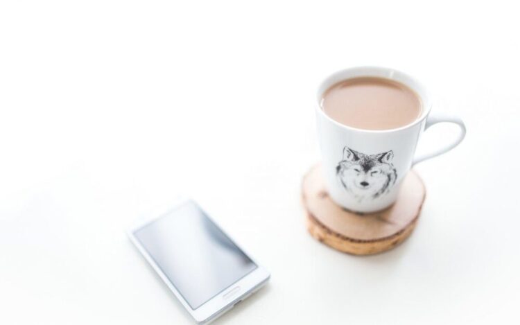 coffee-mug-smartphone-desk-6434464